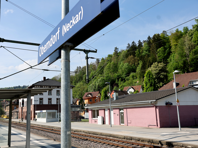 Abgebildet wird der Bahnhof in Oberndorf am Neckar.