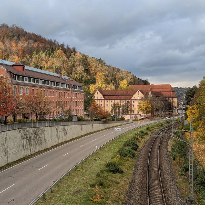 Im Hintergrund ist die ehemalige Augustiner-Klosteranlage zu erkennen. Im Vordergrund sieht man den Schwedenbau. 
