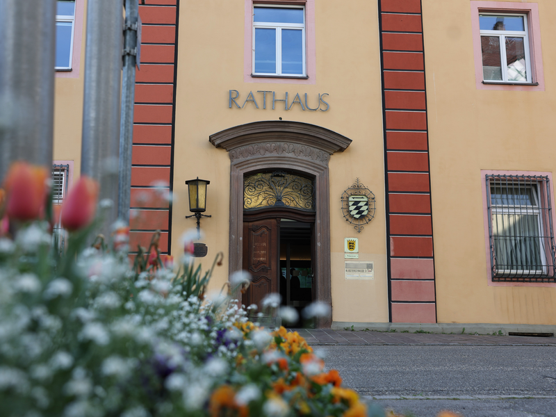 Abgebildet wird das Rathaus in der Klosterstraße 3.