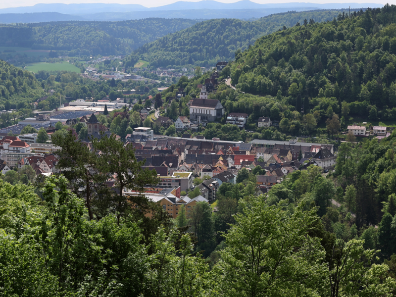 Abgebildet wird die Stadtansicht Oberndorf am Neckar vom Aussichtspunkt: Kapelle Lindenhof.