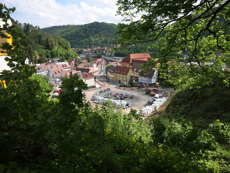 Abgebildet wird die Stadtansicht der Talstadt Oberndorf am Neckar vom Aussichtspunkt: Oberstadt Schulen.