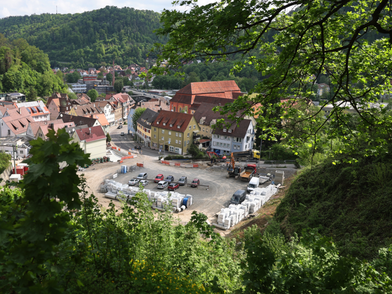 Abgebildet wird die Stadtansicht der Talstadt Oberndorf am Neckar vom Aussichtspunkt: Oberstadt Schulen.