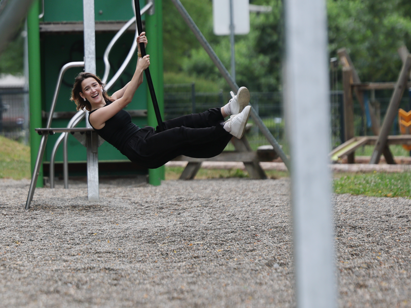 Eine junge Frau schaukelt auf einem Spielplatz der Stadt Oberndorf am Neckar.