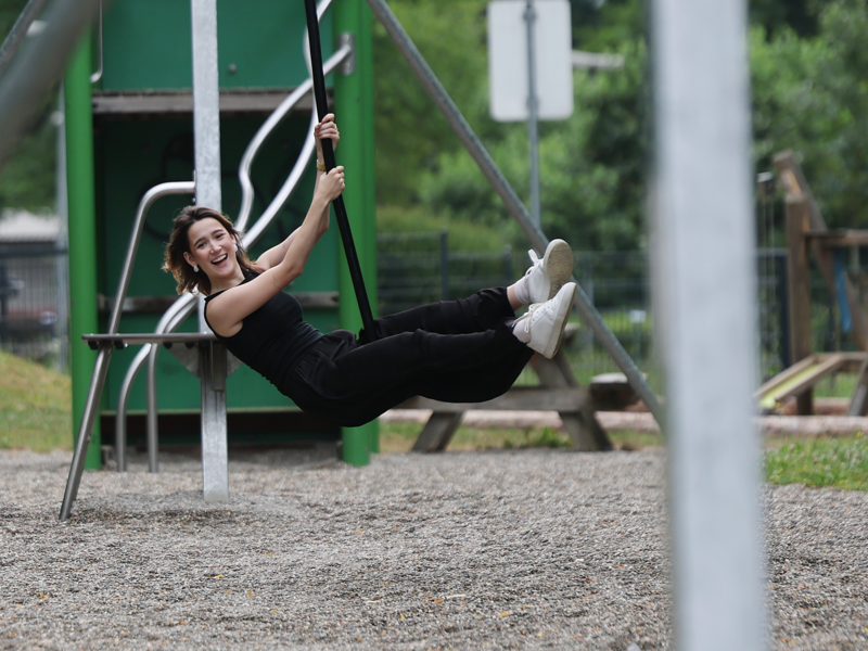 Eine junge Frau schaukelt auf einem Spielplatz der Stadt Oberndorf am Neckar.