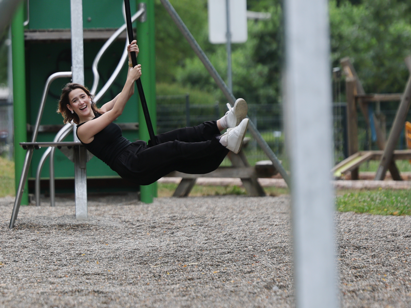Eine junge Frau schaukelt auf einem Spielplatz der Stadt Oberndorf am Neckar.