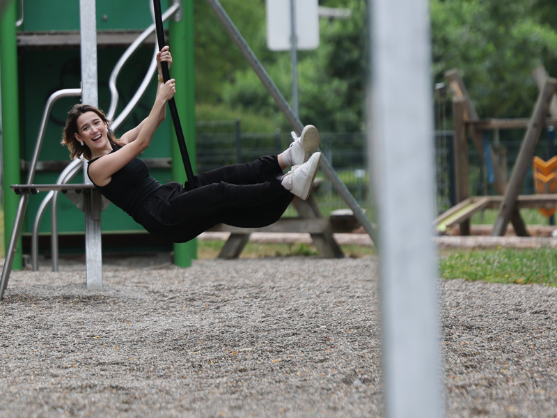 Eine junge Frau schaukelt auf einem Spielplatz der Stadt Oberndorf am Neckar.