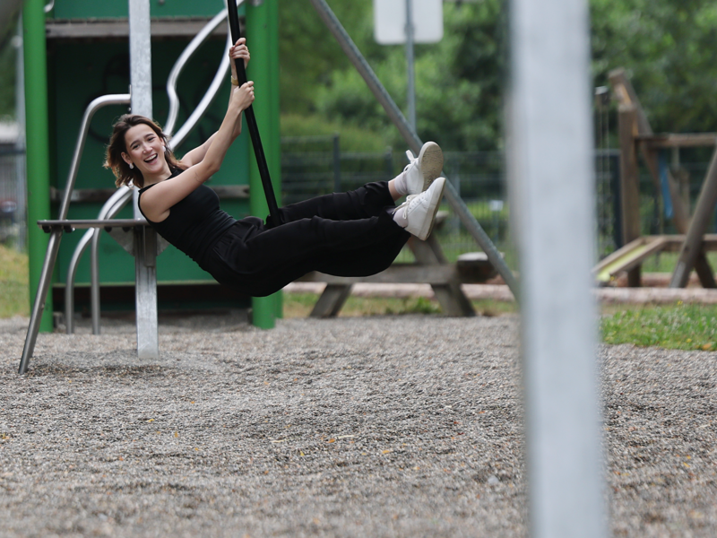Eine junge Frau schaukelt auf einem Spielplatz der Stadt Oberndorf am Neckar.