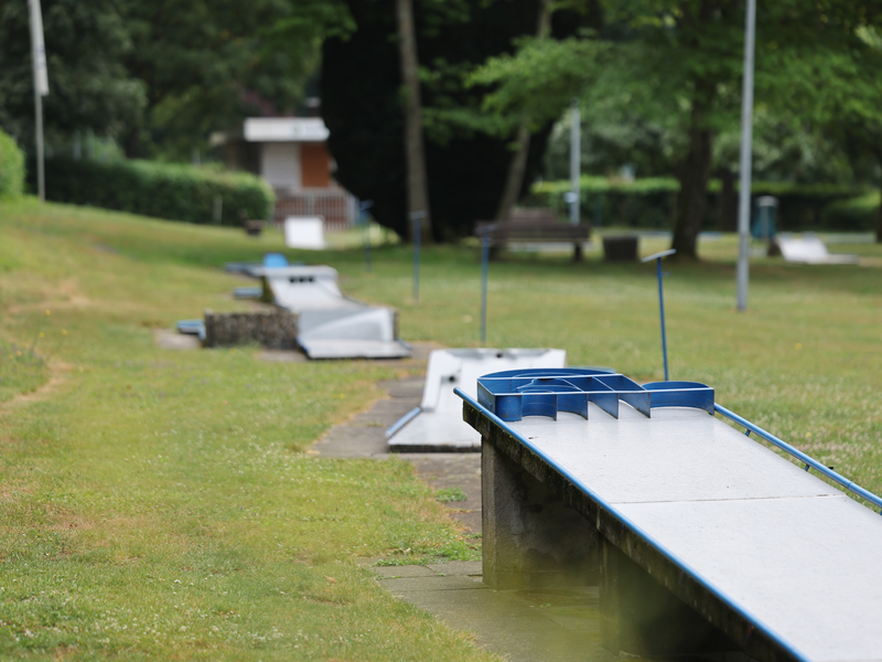 Auf dem Bild ist der Minigolfplatz in der Stadt Oberndorf am Neckar, Freizeitgelände Dollau zu erkennen.