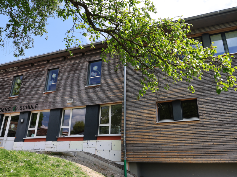 Auf dem Foto ist die Gutenbergschule in Bochingen, einem Stadtteile von Oberndorf am Neckar, abgebildet.
