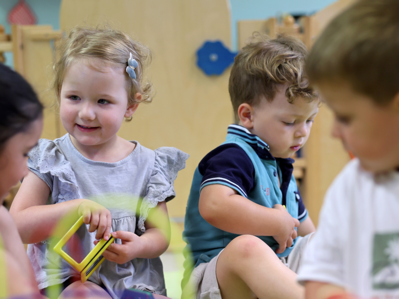 Auf dem Foto sind spielende Kinder in einem Kindergarten in Oberndorf am Neckar abgebildet.