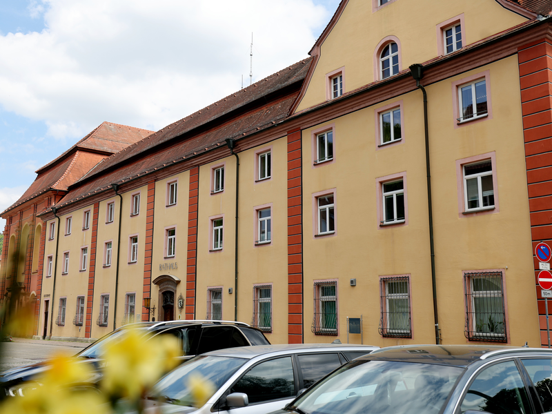 Abgebildet wird das Rathaus in der Klosterstraße 3.