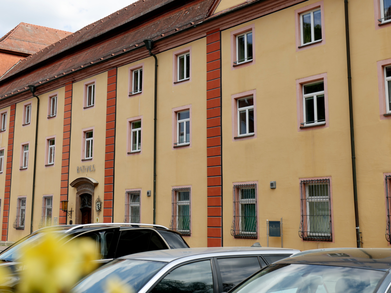 Abgebildet wird das Rathaus in der Klosterstraße 3.