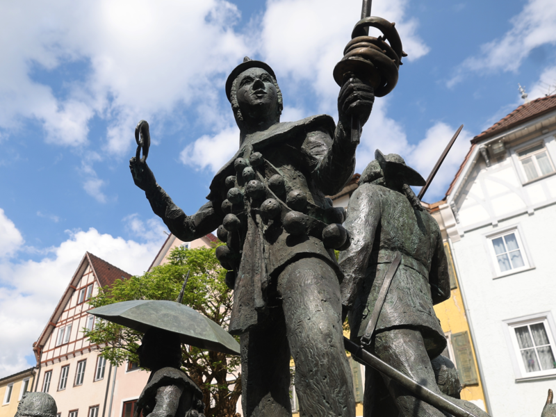 Abgebildet ist der Narrenbrunnen am Schuhmarktplatz in Oberndorf am Neckar.