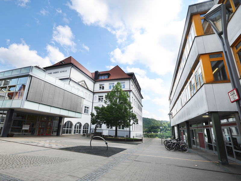 Auf dem Foto ist der Schulhof des Schulverbunds und der Realschule der Stadt Oberndorf am Neckar zu erkennen.