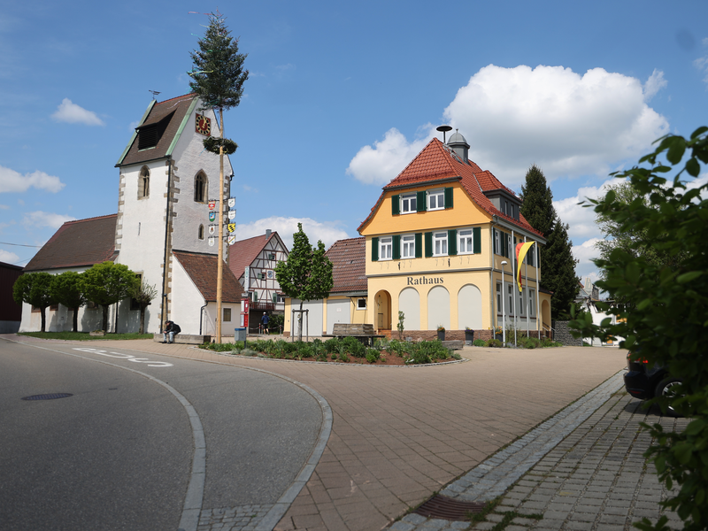 Abgebildet wird die Ortsverwaltung Boll. Das Rathaus in Boll und die Kirche des Stadtteils sind sichtbar.