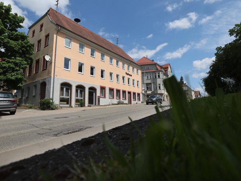 Abgebildet wird die Ortsverwaltung Bochingen. Das Rathaus in Bochingen neben der Hauptstraße ist sichtbar.