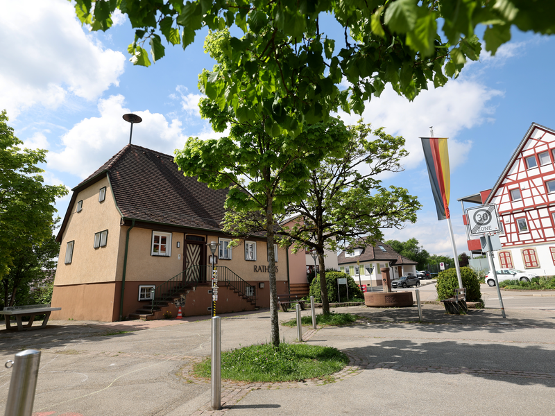 Abgebildet ist die Ortsverwaltung Beffendorf. Das Rathaus in Beffendorf ist sichtbar.