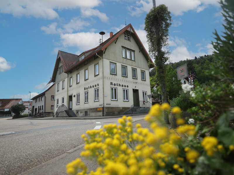 Abgebildet ist die Ortsverwaltung Altoberndorf. Das Rathaus in Altoberndorf ist sichtbar.