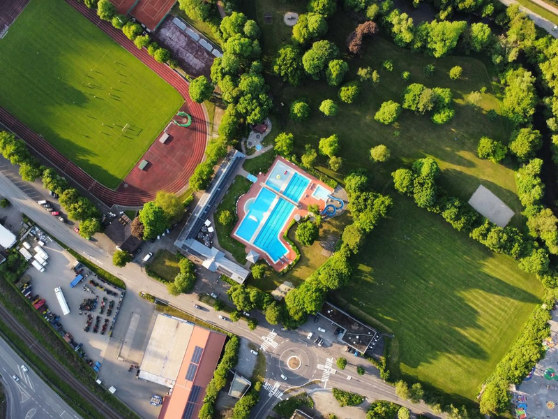 Zu sehen ist das Oberndorfer Freibad von oben