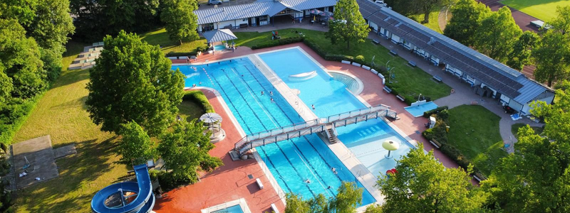 Zu sehen ist das Oberndorfer Schwimmbad von oben mit Rutsche