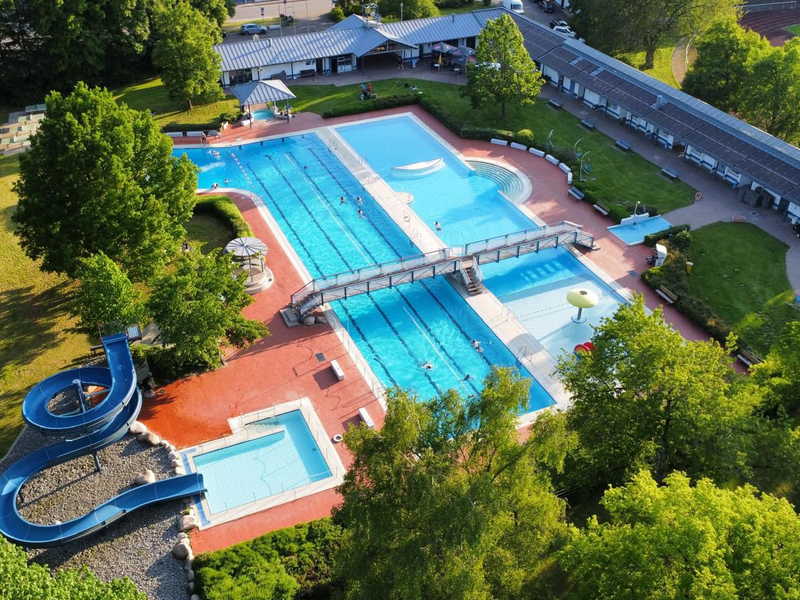 Zu sehen ist das Oberndorfer Schwimmbad von oben mit Rutsche
