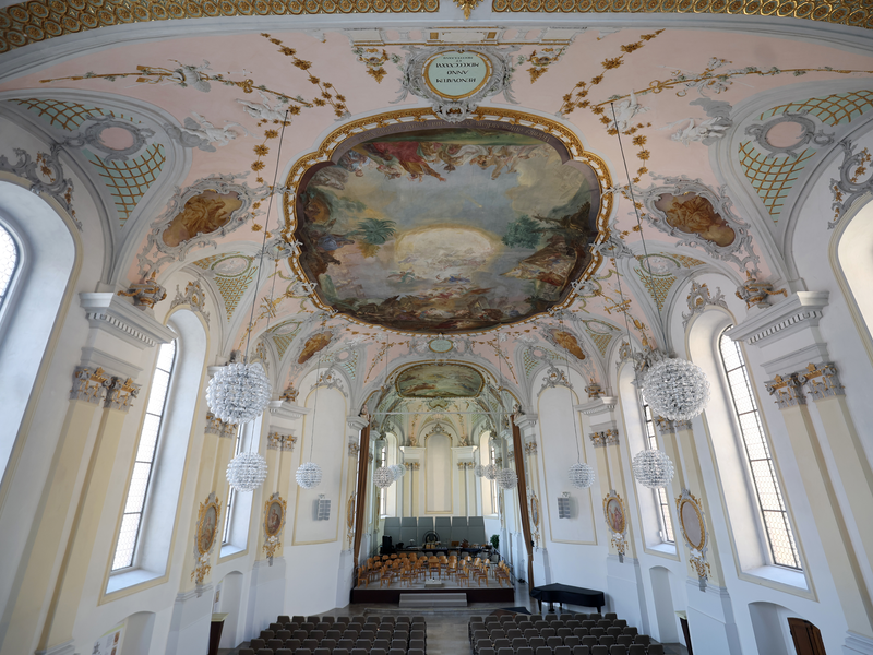 Blick auf die Deckenmalereien der Klosterkirche.