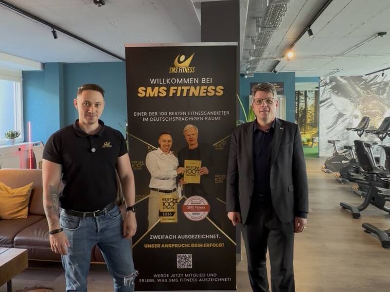 SMS Fitness Inhaber David Scheck (links) mit Bürgermeister Matthias Winter (rechts)