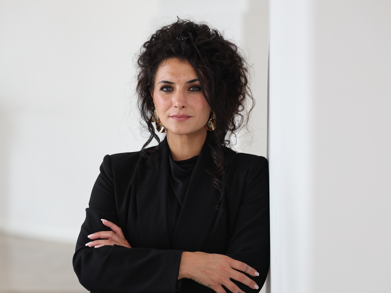 Auf dem Portraitfoto wird die Erste Beigeordnete der Stadt Oberndorf am Neckar, Frau Dilek Akdeniz, abgebildet.