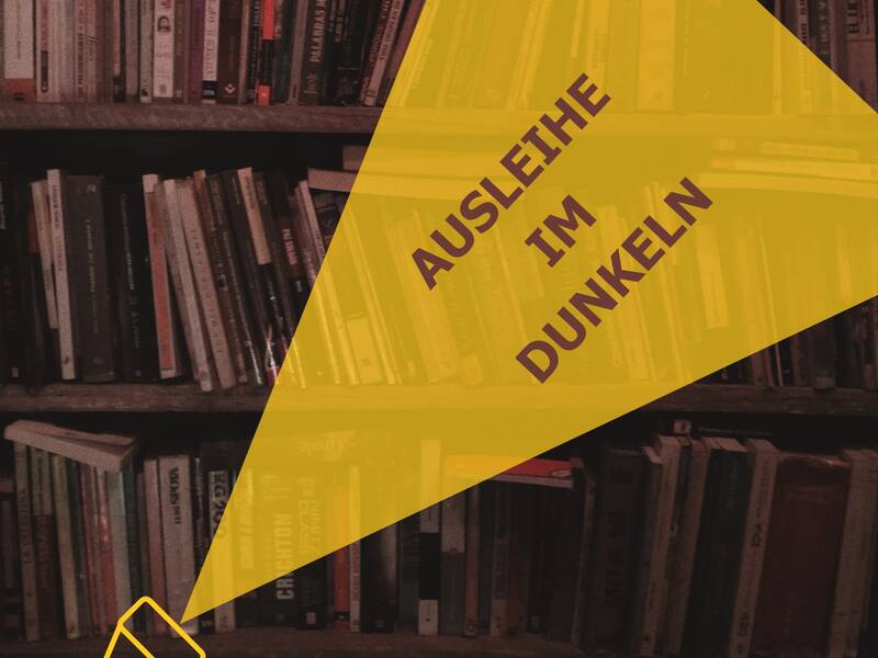 Im Hintergrund ein Bücherregal im Dunklen; davor eine gelbe Taschnenlampe mit gelbem Lichtkegel darin in dunkler Schrift "Ausleihe im Dunkeln"