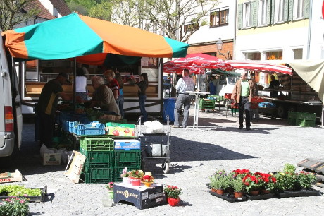 Wochenmarkt Wochenmarkt in Oberndorf am Neckar auf dem Schuhmarktplatz